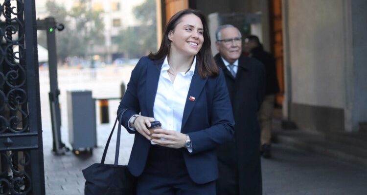 Natalia Ducó confía en seguir como ministra de Deportes pese a reiterados cuestionamientos.