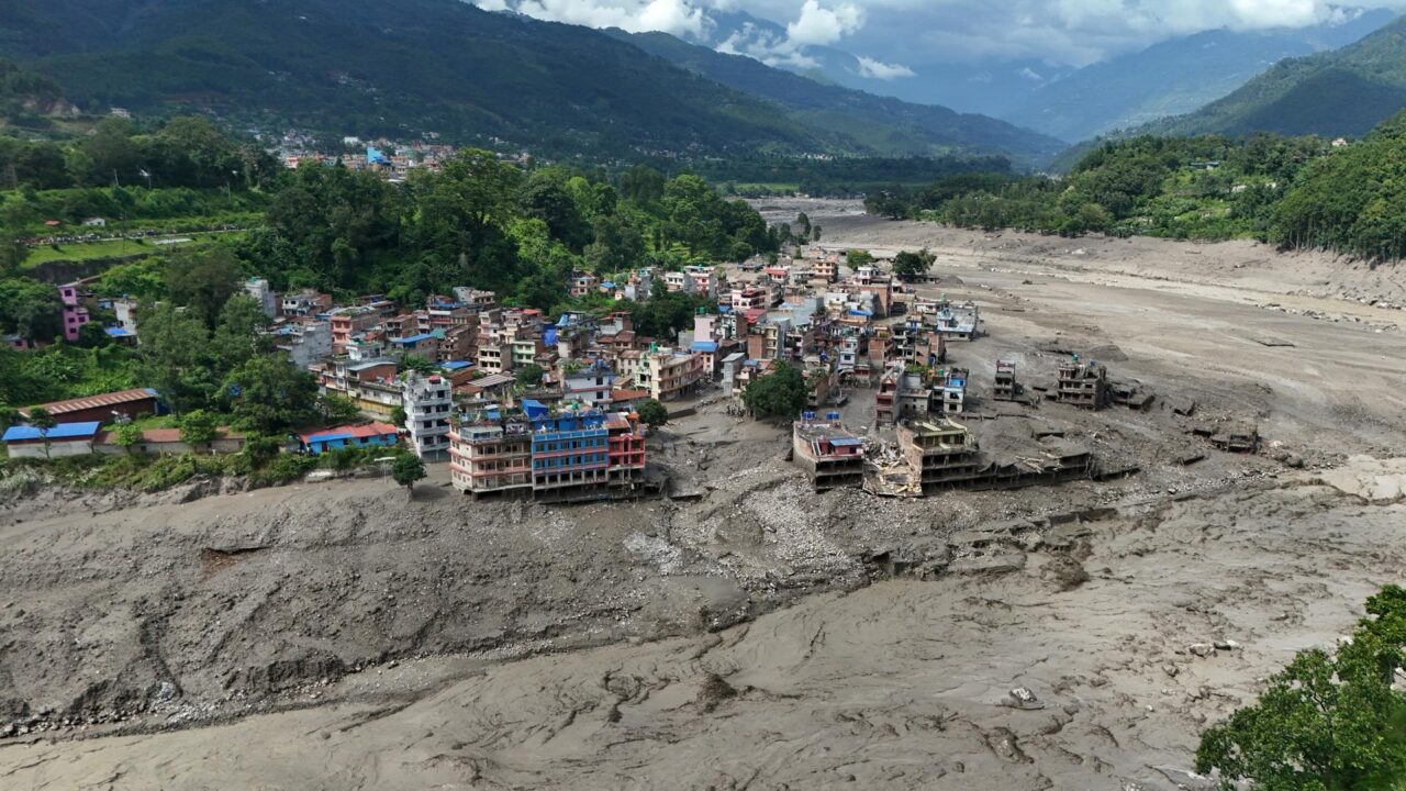 Vista aérea de viviendas dañadas en Trishuli Bazar tras el alud en el distrito de Nuwakot, Nepal