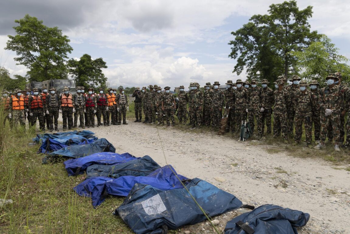 Tragedia en Nepal: aumentan a 939 los muertos y cifra de desaparecidos baja tras violenta riada