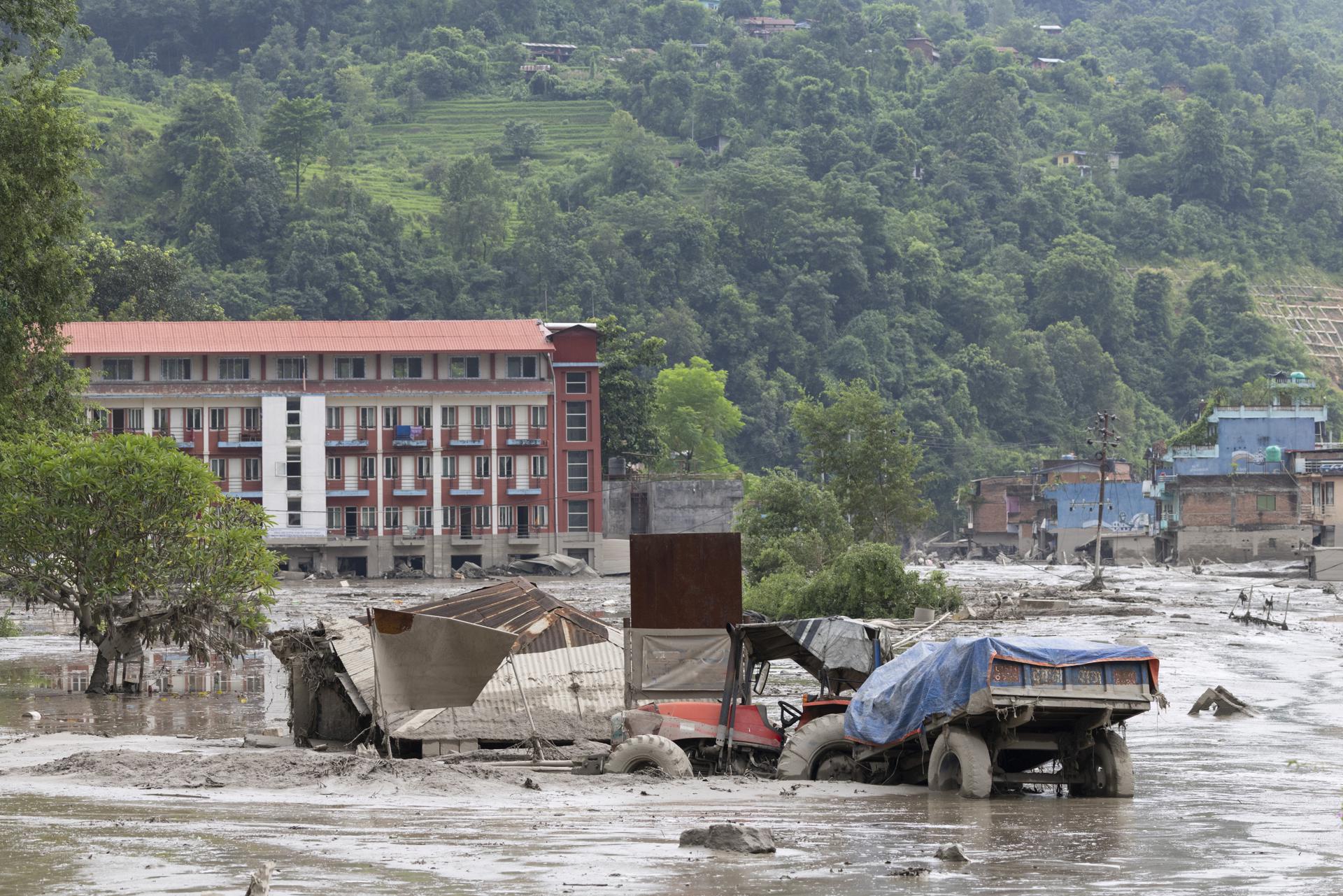 Las aguas de la crecida arrasan Trishuli Bazar tras la inundación repentina en el distrito de Nuwakot, Nepal