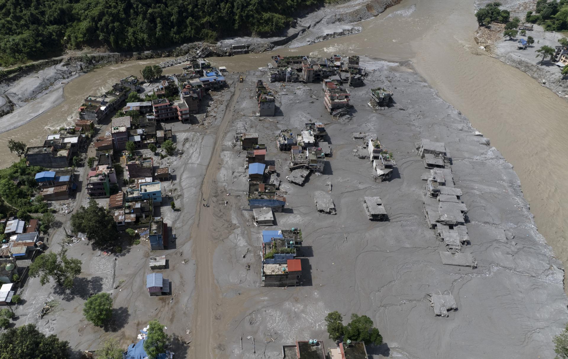 Vista aérea de viviendas dañadas en la localidad de Delight tras la inundación en el distrito de Nuwakot, Nepal