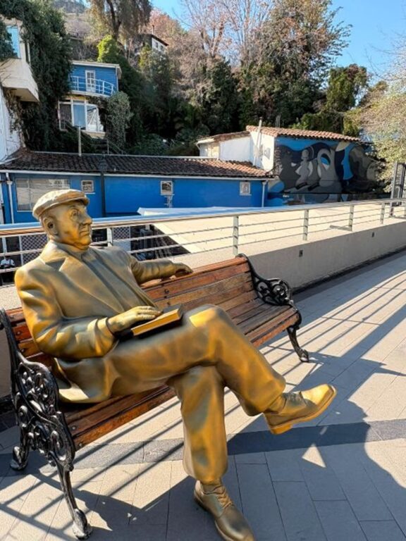 neruda estatua