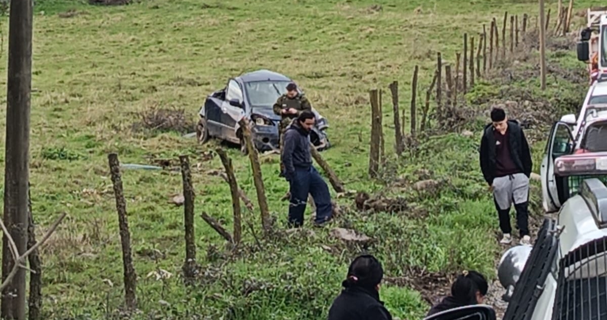 Niño muere tras volamiento de camioneta en Teno