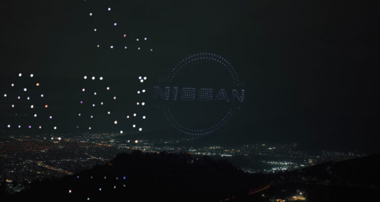 Nissan presenta nueva etapa comercial en Chile con show de drones en Parquemet