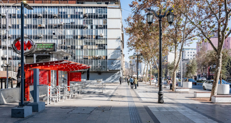 Sin estacionamientos y con más espacio al peatón: finaliza mejoramiento en acceso sur del Metro UC