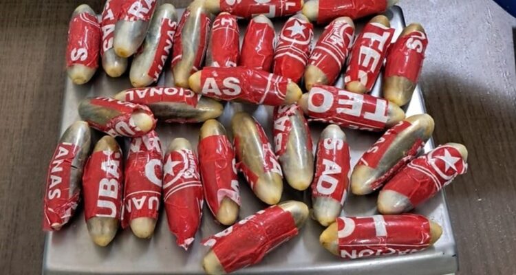 Aduanas detiene a dos viajeros que transportaban 110 ovoides con droga en sus cuerpos