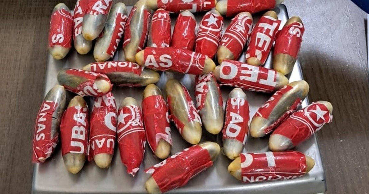 Aduanas detiene a dos viajeros que transportaban 110 ovoides con droga en sus cuerpos