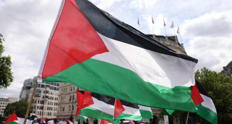 Imagen de archivo de banderas palestinas