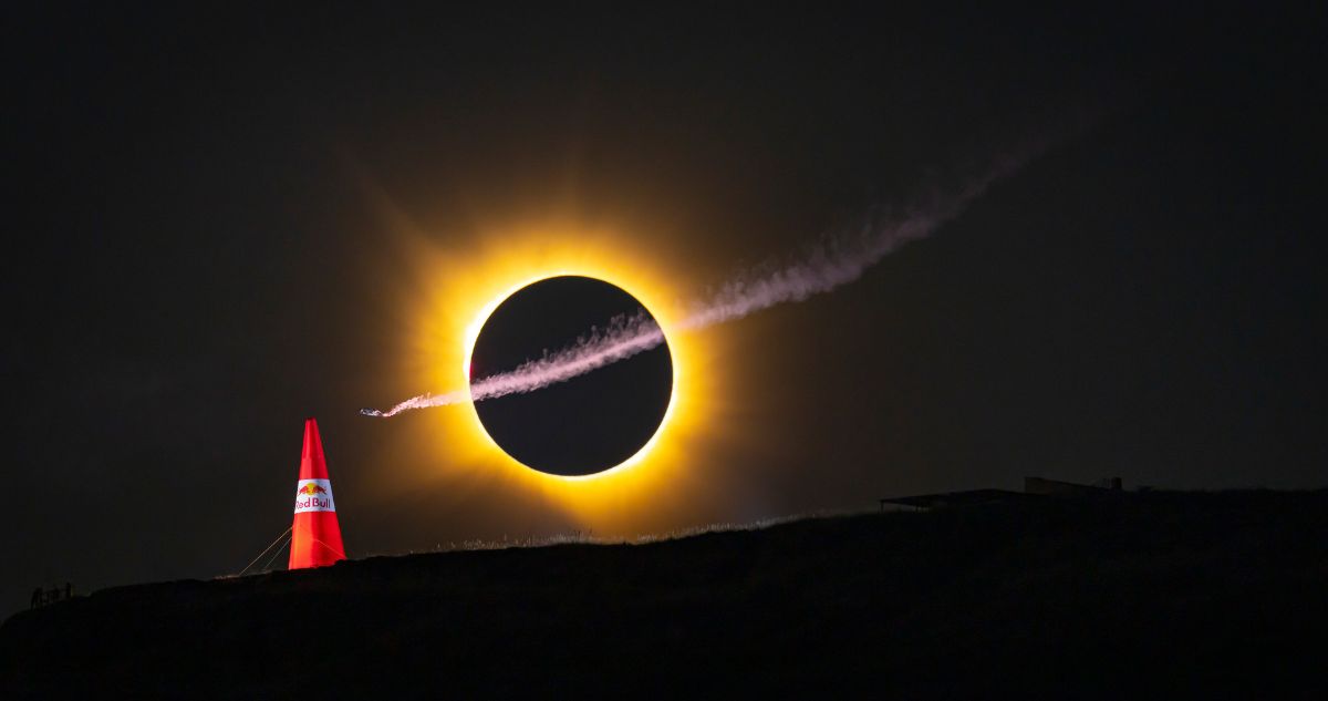 Paracaidista y un impresionante vuelo en España en pleno eclipse solar total