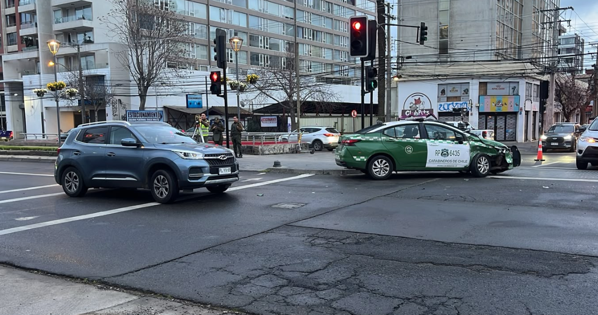 Patrulla de Carabineros choca con automóvil en pleno centro de Viña del Mar: dos personas lesionadas