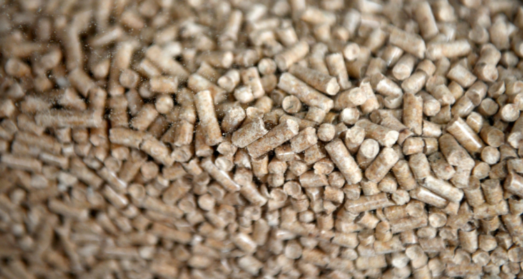 Los Lagos: Gobierno asegura que no hay quiebre de stock de pellet, pero sí estrechez del combustible
