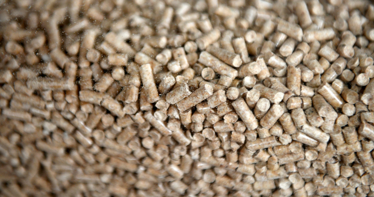 Los Lagos: Gobierno asegura que no hay quiebre de stock de pellet, pero sí estrechez del combustible