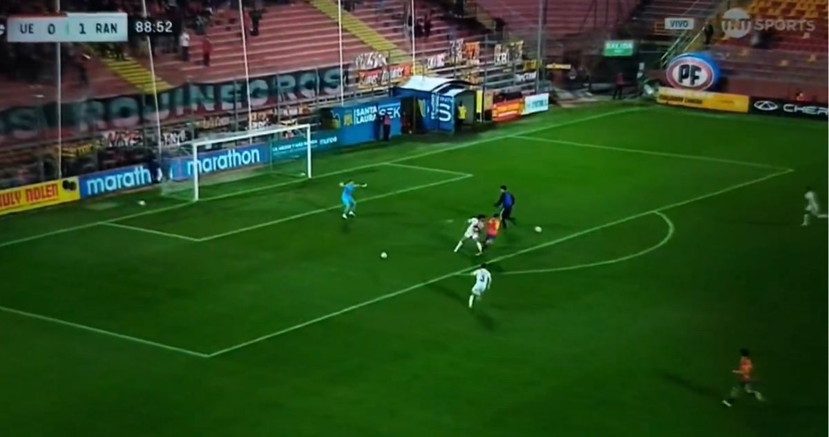Pelotero de Unión Española invadió la cancha ante Rangers y árbitro paralizó partido