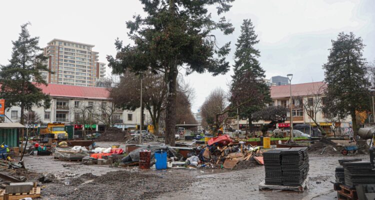 https://media.biobiochile.cl/wp-content/uploads/2026/08/plaza-peru-obras-retraso-750x400.jpg