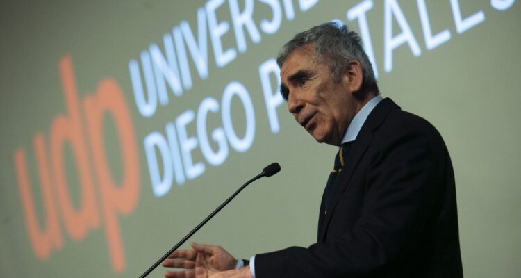 Por unanimidad: Carlos Peña es renovado como rector de la Universidad Diego Portales