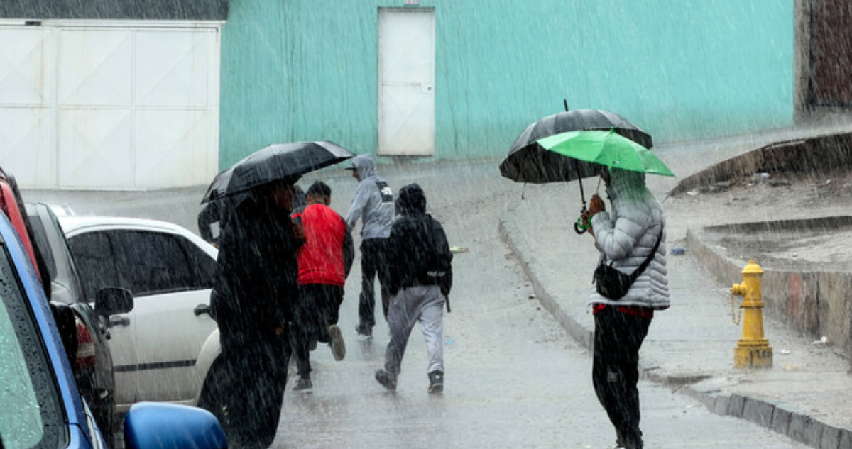"No hay sumideros ni techos preparados": La advertencia de alcalde de Antofagasta por intensas lluvias