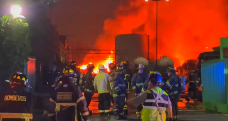 Potentes explosiones y toxicidad marcan el incendio químico en Quilicura que afecta a tres empresas