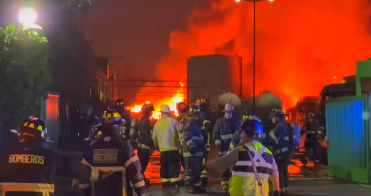 Potentes explosiones y toxicidad marcan el incendio químico en Quilicura que afecta a tres empresas