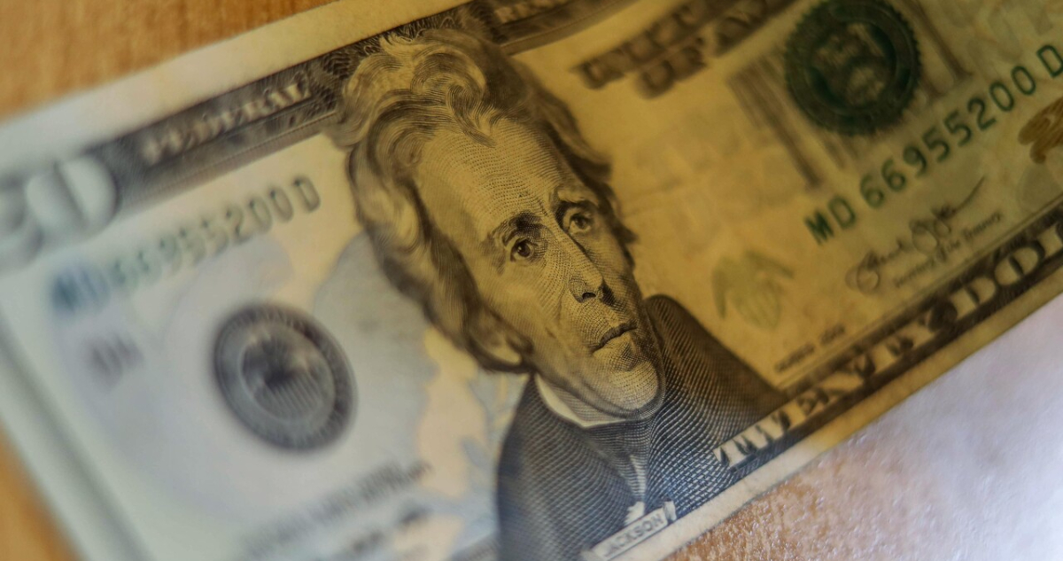 Dólar repunta hacia niveles de $920 tras datos sobre inflación y crecimiento de la economía de EEUU