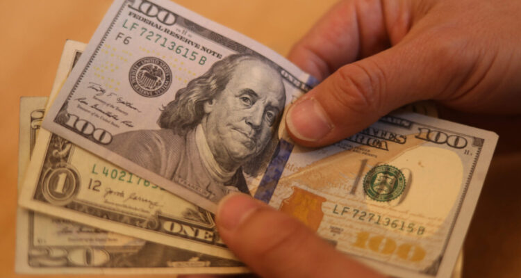 El dólar retrocede con fuerza ante un cobre que no cede y marca precios históricos