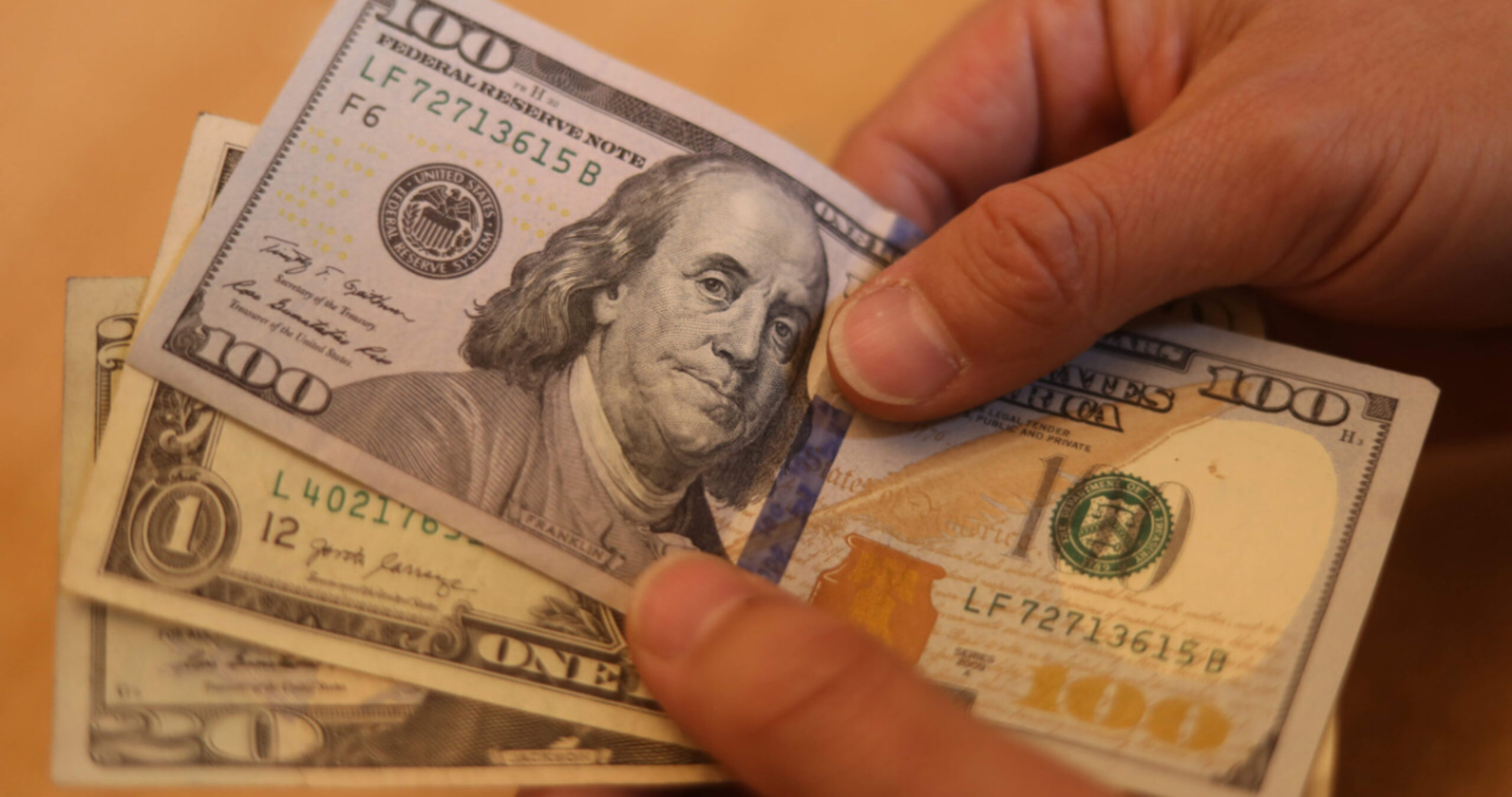 El dólar retrocede con fuerza ante un cobre que no cede y marca precios históricos