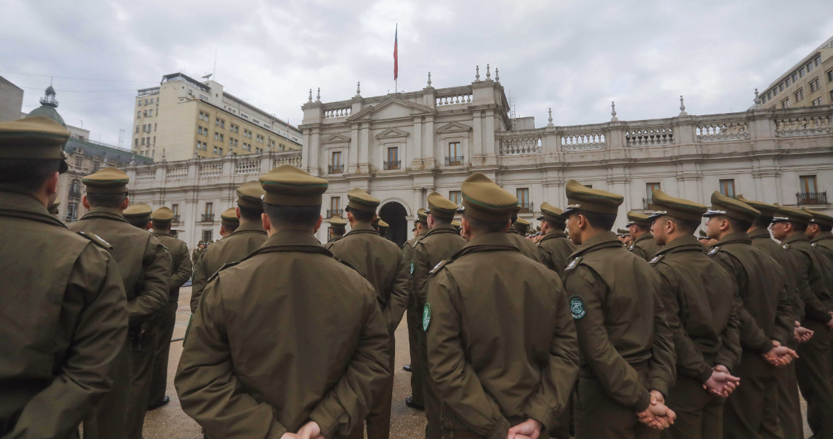 Foto de contexto de carabineros frente a La Moneda