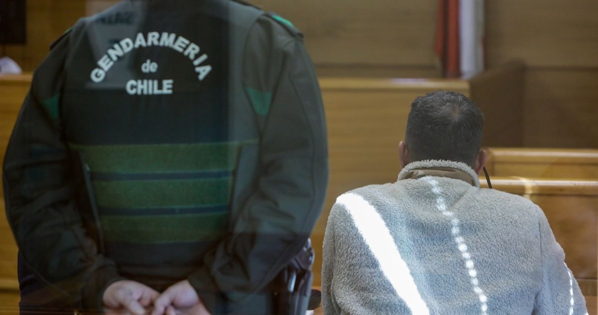 https://media.biobiochile.cl/wp-content/uploads/2026/08/prision-preventiva-para-funcionario-de-tribunal-de-santiago-acusado-de-colaborar-con-narcos-de-la-rm.jpg