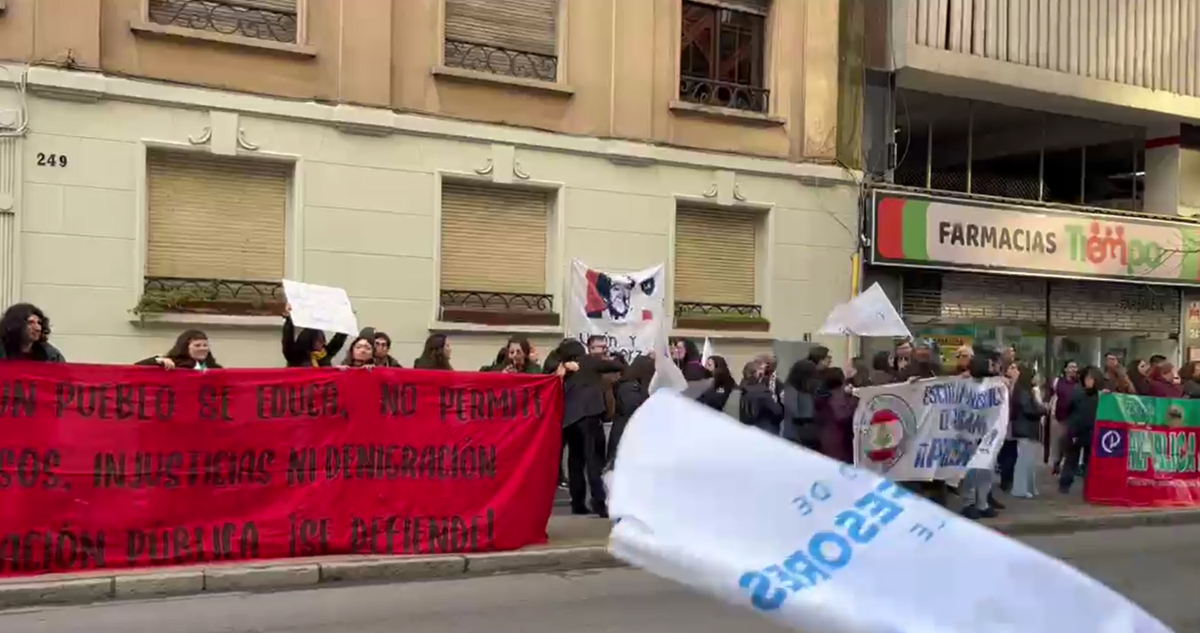 Profesores se manifiestan frente al SLEP Santiago por demandas laborales y cumplimiento de compromisos