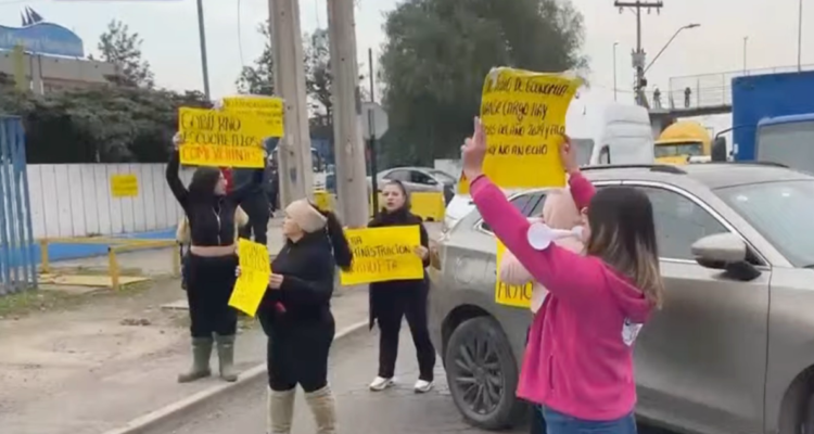 https://media.biobiochile.cl/wp-content/uploads/2026/08/protesta-lo-espejo-750x400.png
