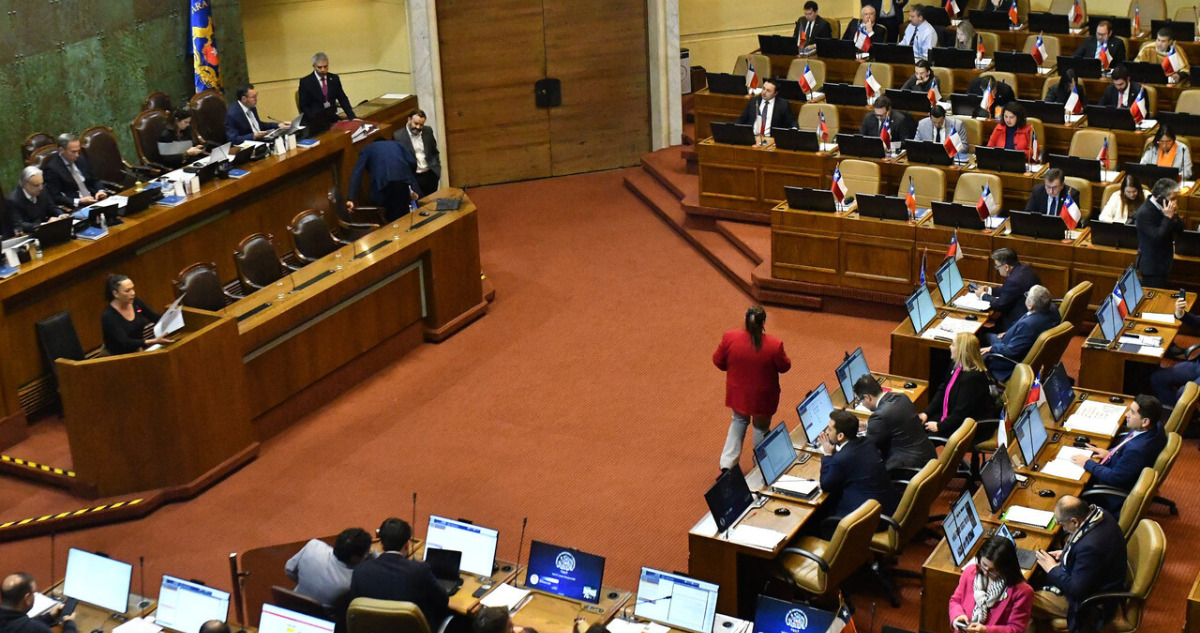 Proyecto busca exigir a parlamentarios trabajar 10 días al mes en sus distritos y circunscripciones