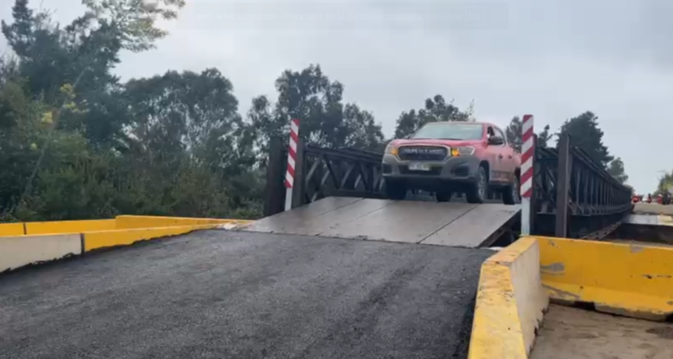 Socavón cortó camino: habilitan tránsito en Ruta E-462 de Zapallar tras instalación de puente mecano