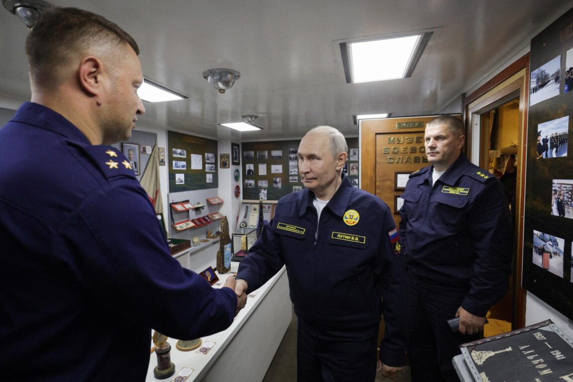 Vladimir Putin durante su visita al crucero portamisiles 'Variag'