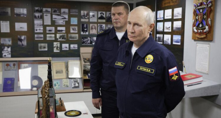 Vladimir Putin durante su visita al crucero portamisiles ‘Variag’