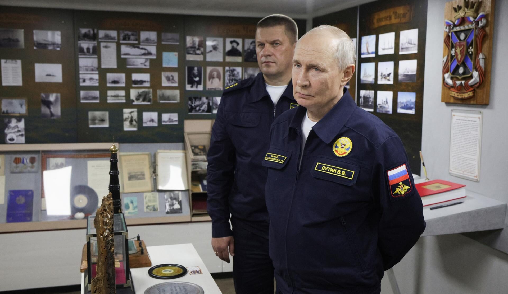Vladimir Putin durante su visita al crucero portamisiles ‘Variag’