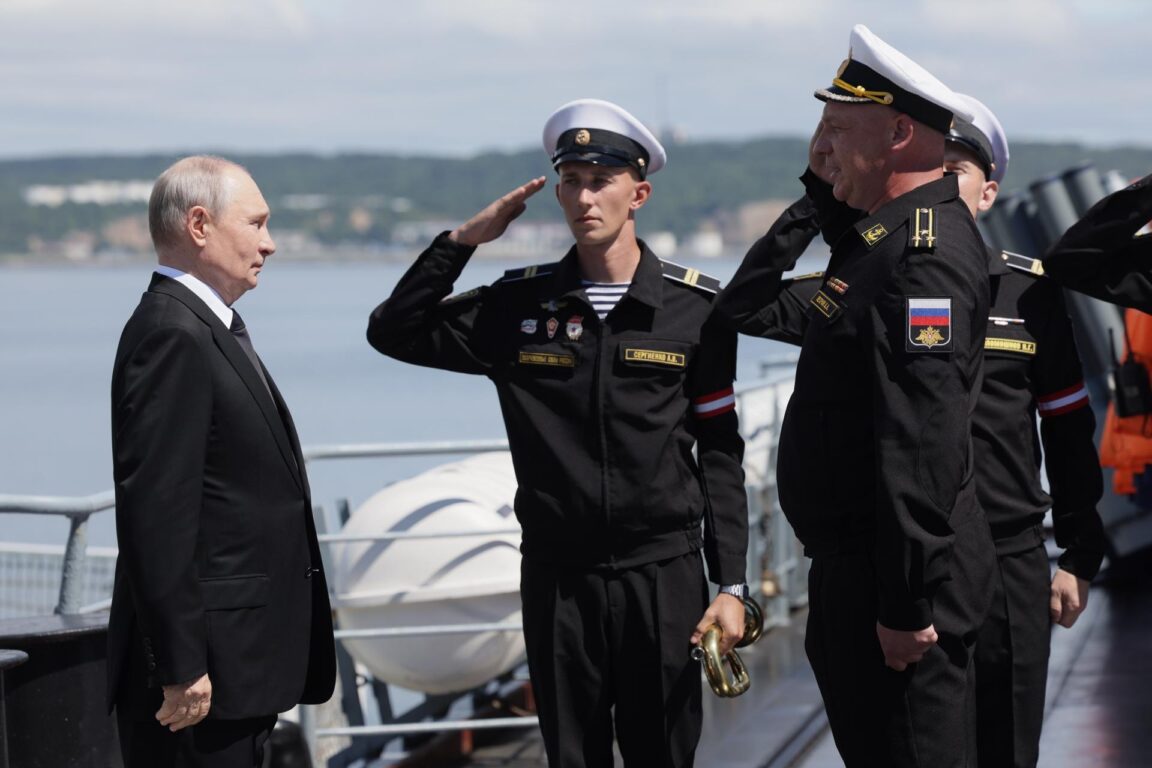 Vladimir Putin durante su visita al crucero portamisiles 'Variag'