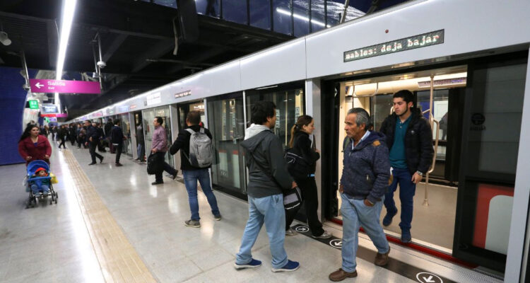Cansancio, culpa y malestar: ¿qué ocurre cuando sentimos rechazo por los músicos del Metro?