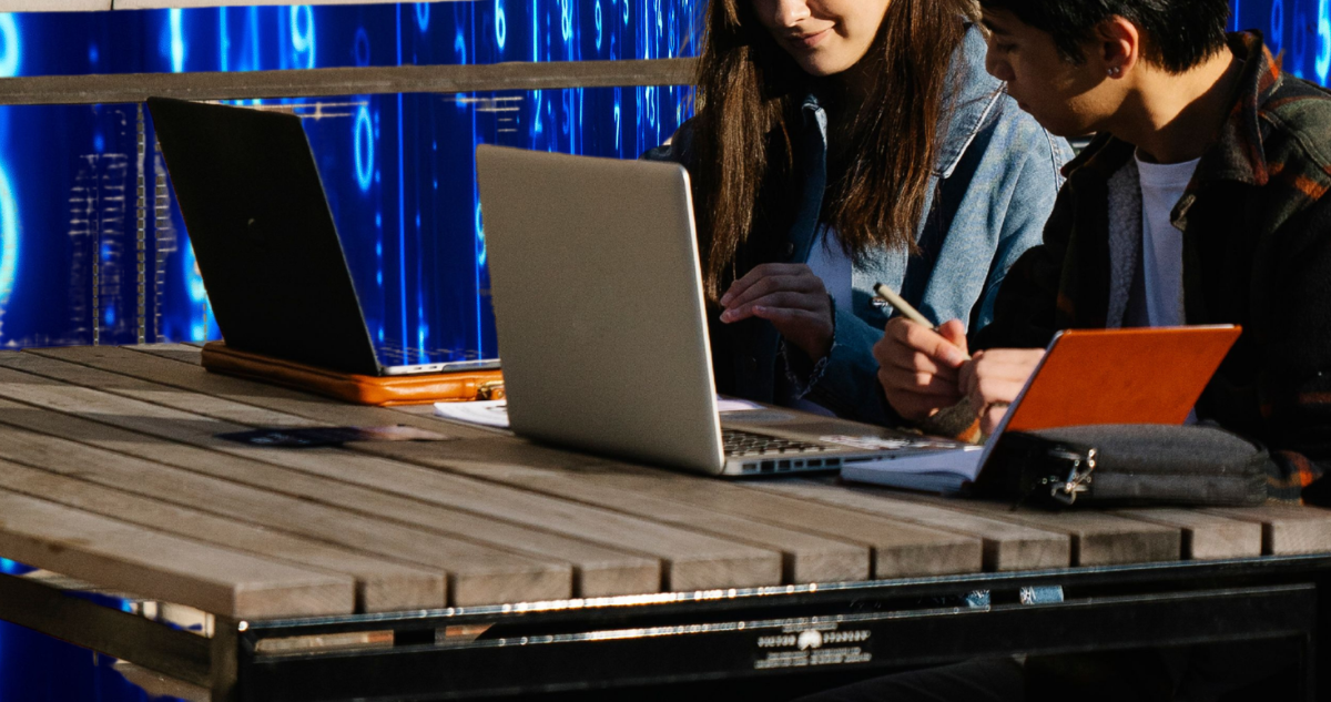 Estudiantes de universidad utilizando sus computadores.