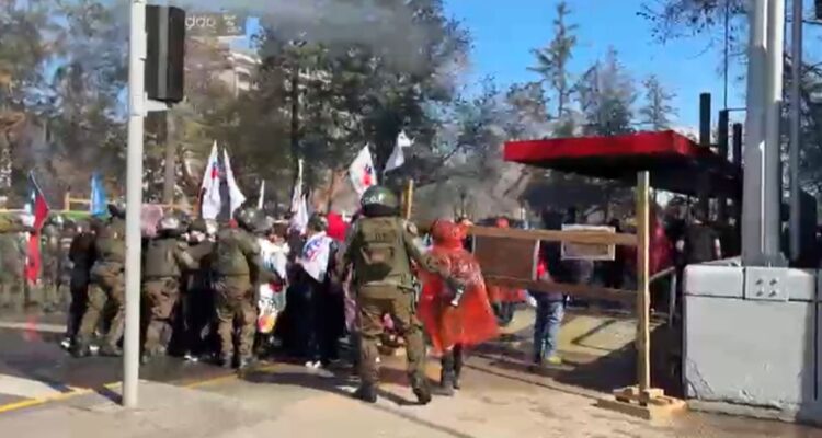 Reportan incidentes y detenidos durante protesta de la Confusam a las afueras de La Moneda