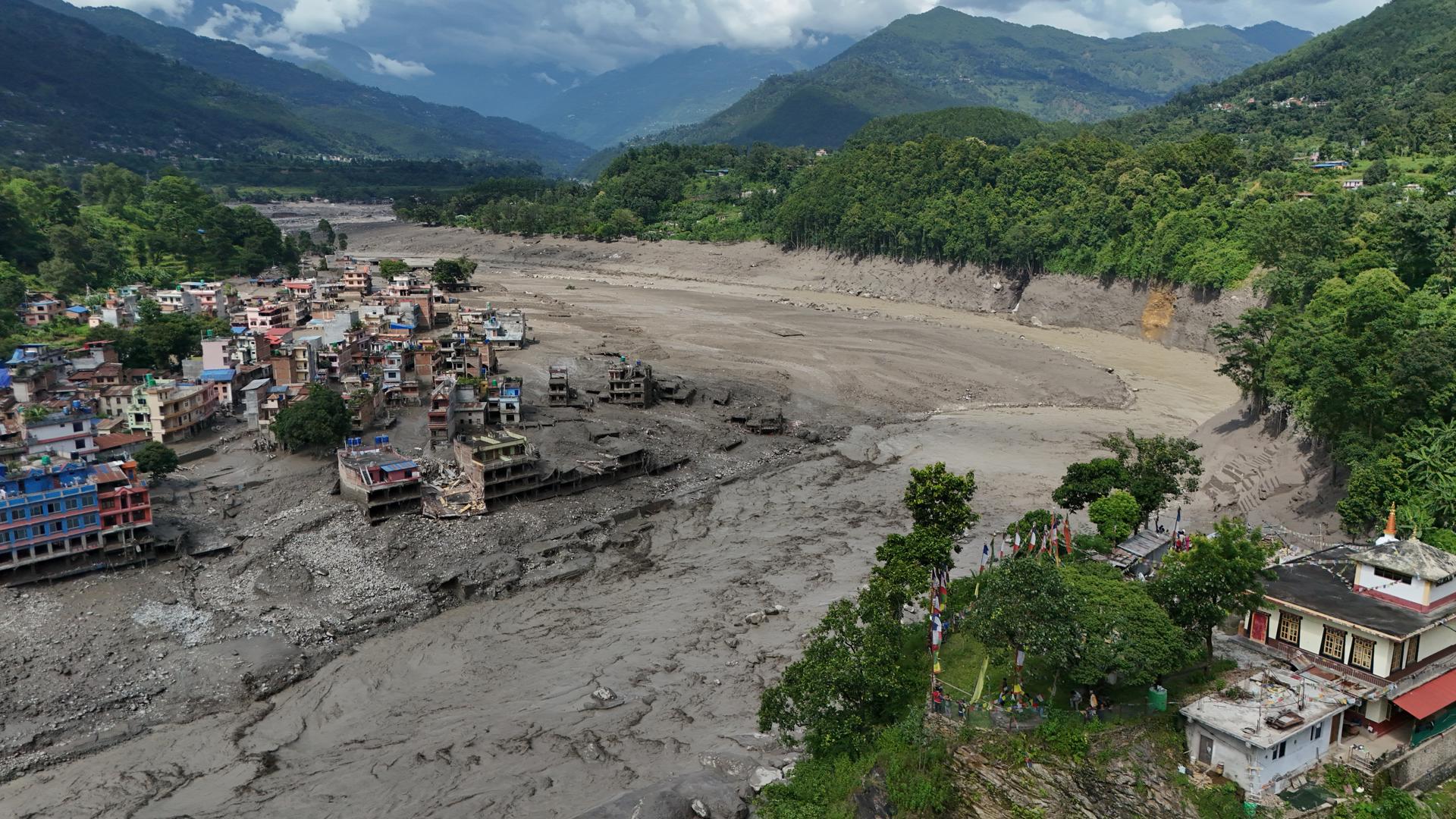 Vista aérea de viviendas dañadas en Trishuli Bazar tras el alud en el distrito de Nuwakot, Nepal