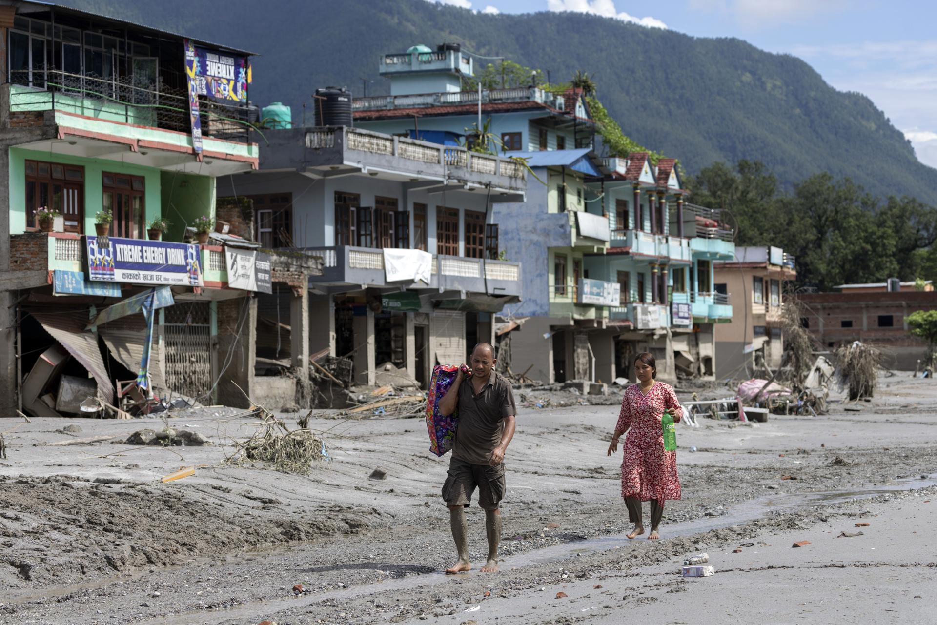 Supervivientes de las inundaciones regresan a sus hogares en la aldea de Devighat, distrito de Nuwakot, Nepal