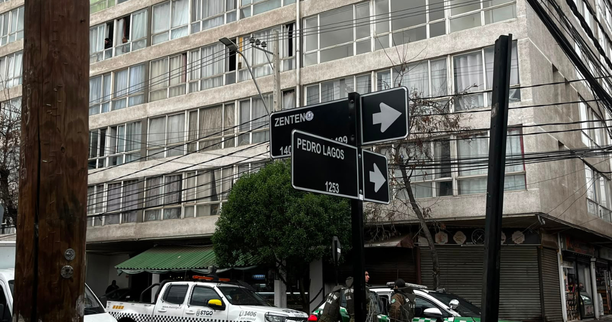 Riña con armas blancas deja a dos hombres heridos al interior de departamento en Santiago