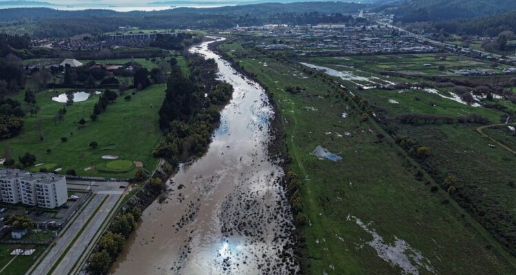 Evacúan a 14 familias en Concepción por peligro de desborde del río Andalién