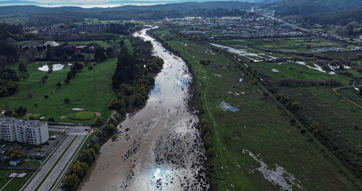Evacúan a 14 familias en Concepción por peligro de desborde del río Andalién