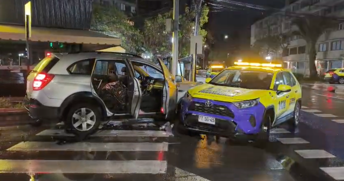 Tres detenidos deja robo en Providencia: delincuentes colisionaron con seguridad municipal