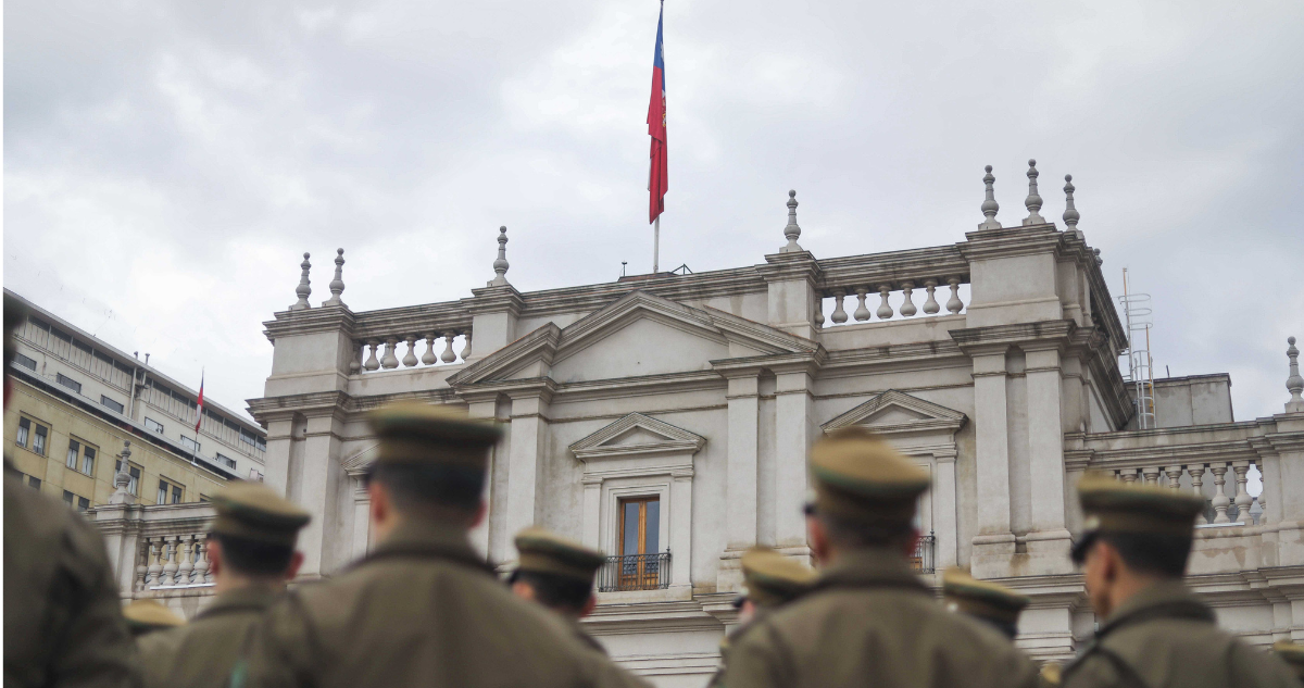Foto de contexto de carabineros frente a La Moneda