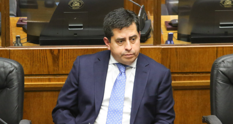 Senador Araya (PPD) abre la puerta a votar a favor por contribuciones para evitar crisis en municipios
