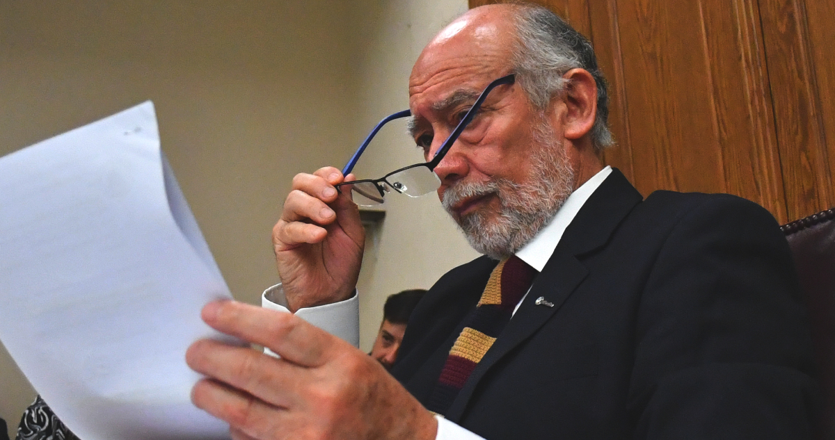 Senador Flores alerta por “monstruito constitucional” y “dardos envenenados” en reformas del Gobierno