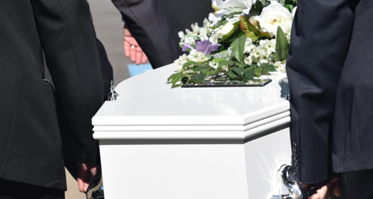 Falta de información en un momento sensible: los resultados de fiscalización del Sernac a funerarias