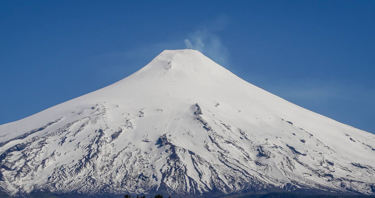 Sernageomin reporta emisión de piroclastos en el volcán Villarrica y mantiene alerta verde