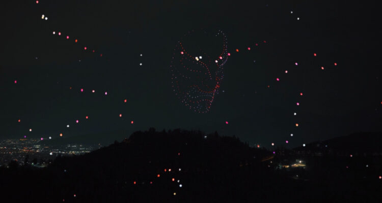 Nissan presenta nueva etapa comercial en Chile con show de drones en Parquemet